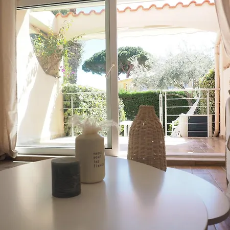 Grain De Sable, Les Pieds Dans L'eau Cavalaire-sur-Mer