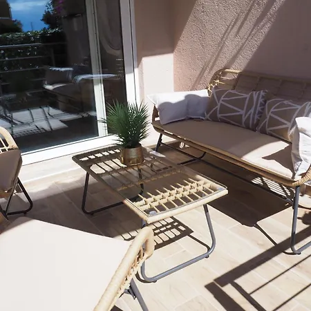 Grain De Sable, Les Pieds Dans L'eau Cavalaire-sur-Mer