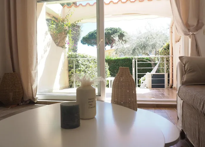 Grain De Sable, Les Pieds Dans L'eau Cavalaire-sur-Mer