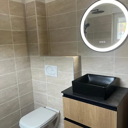 Grain De Sable, Les Pieds Dans L'eau *