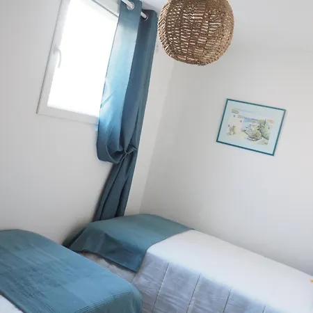 Grain De Sable, Les Pieds Dans L'eau Nyaraló *