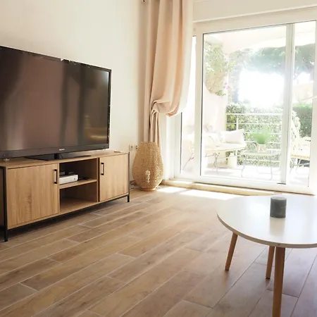 Grain De Sable, Les Pieds Dans L'eau